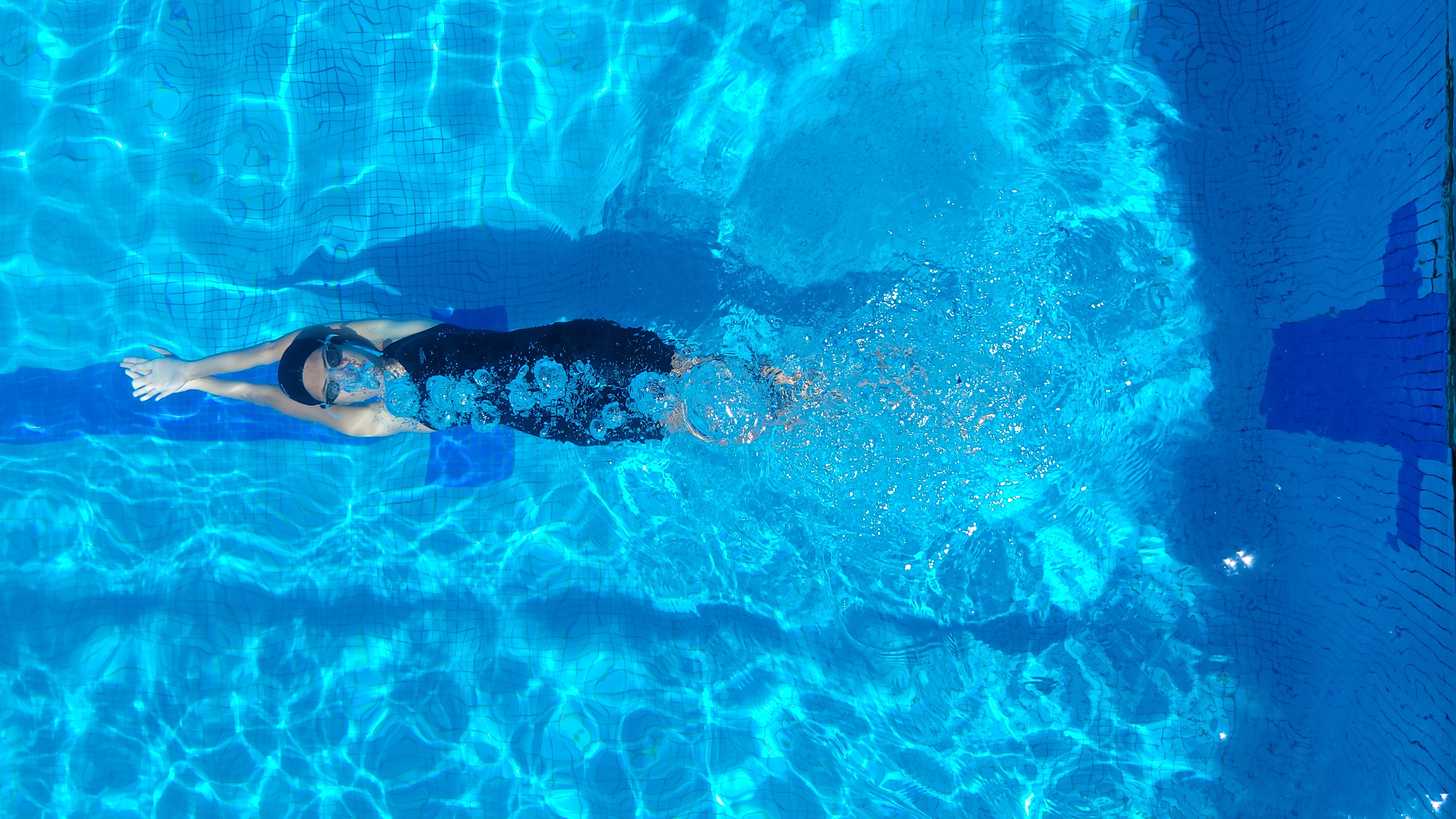 Nadador entrenando en la piscina de Praxis Venezuela