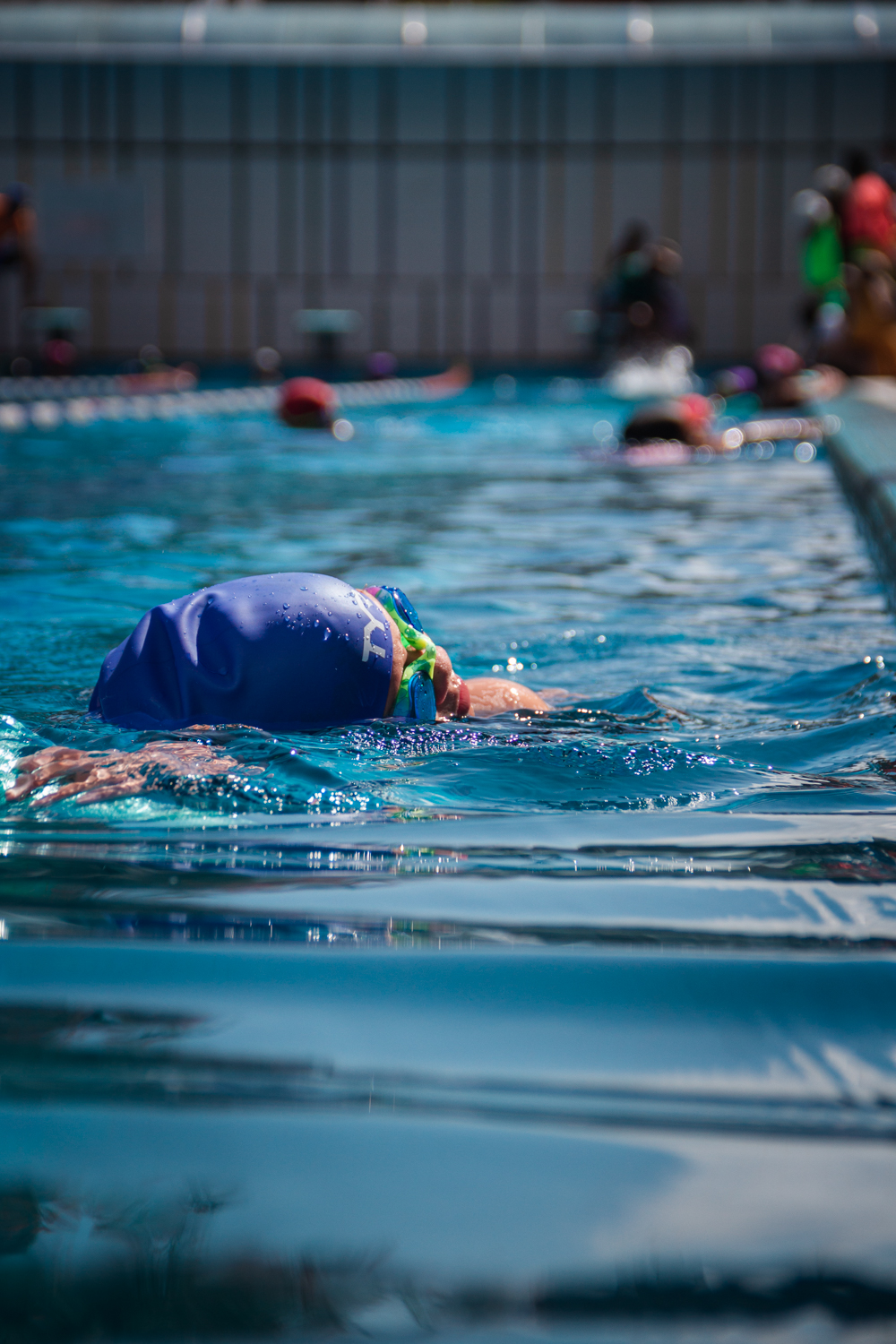 Alumno practicando técnica en piscina