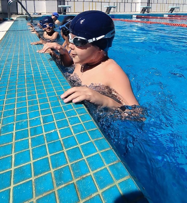 Grupo de niños en clase de natación