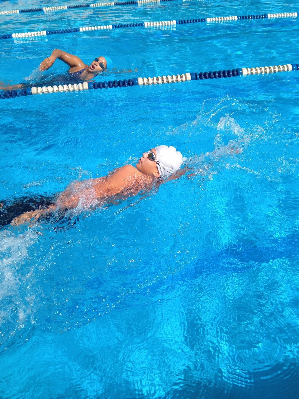 Clase infantil en el borde de la piscina